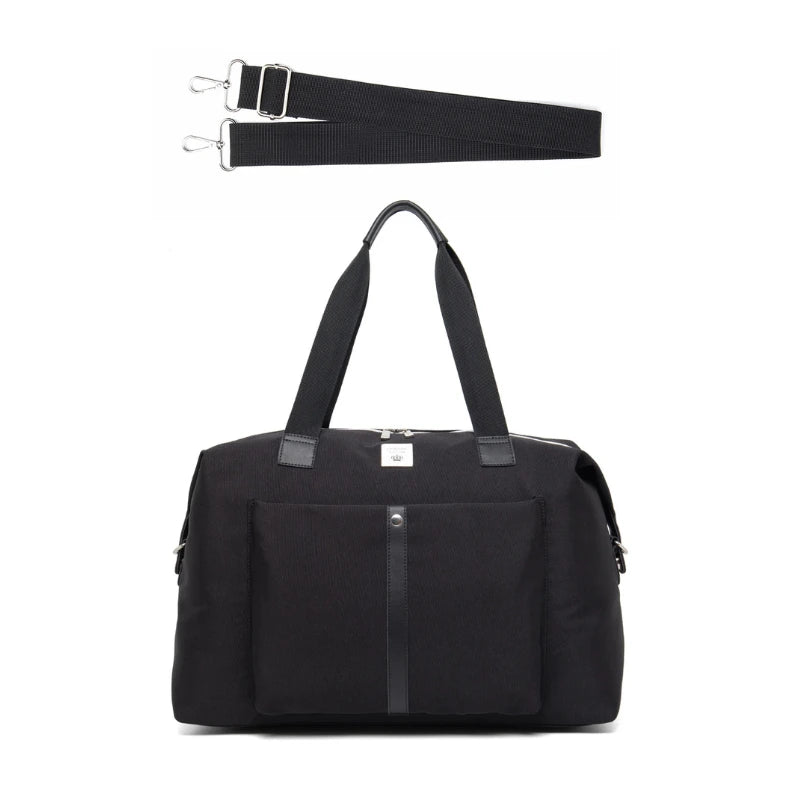 Sac à langer MoodPack accroché à une poussette, pratique et stylé pour les parents actifs

