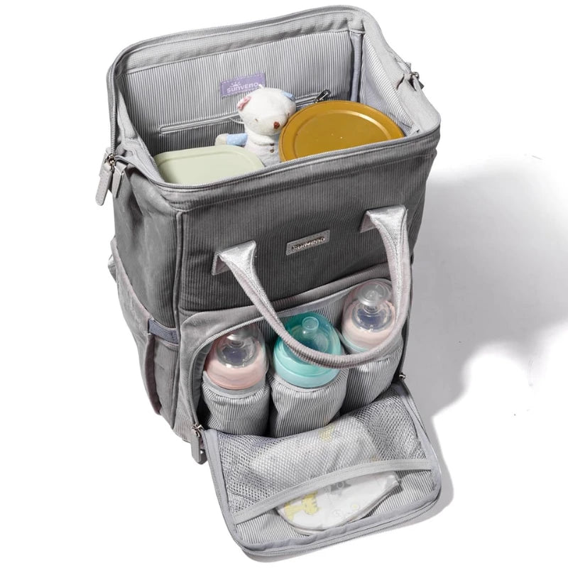 Intérieur du sac à langer de luxe Goodnvibes en velours, conçu pour une organisation optimale avec poches isothermes, rangements malins et espace pour les clefs.