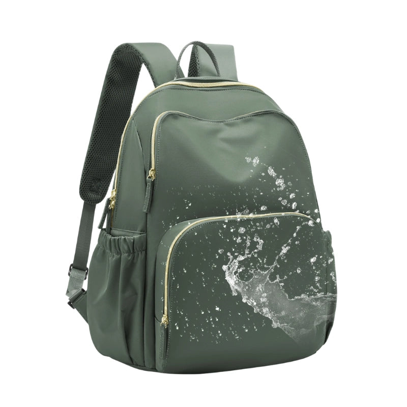 Parent portant un sac à langer spacieux et moderne, idéal pour organiser les essentiels de bébé