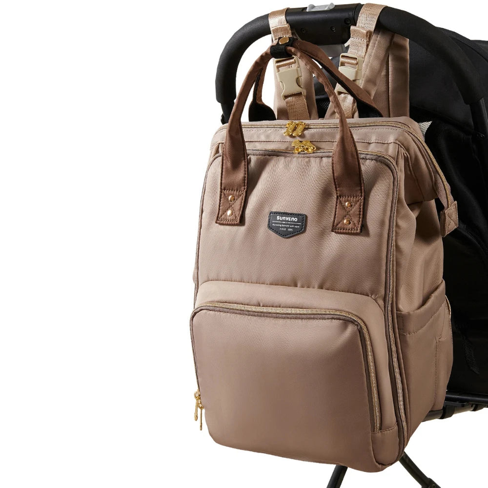 vue de profil du sac à langer moka porté sur le dos
