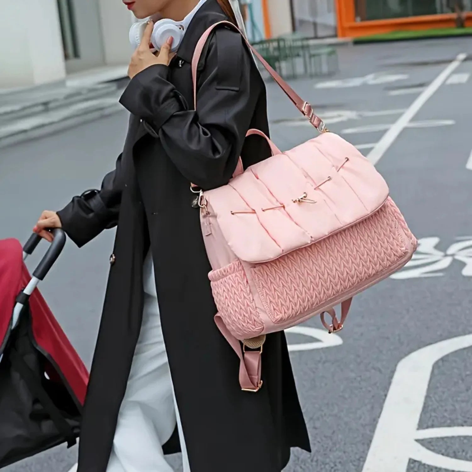 Sac à langer pratique avec tapis à langer inclus et sangle ajustable, idéal pour les sorties en famille.