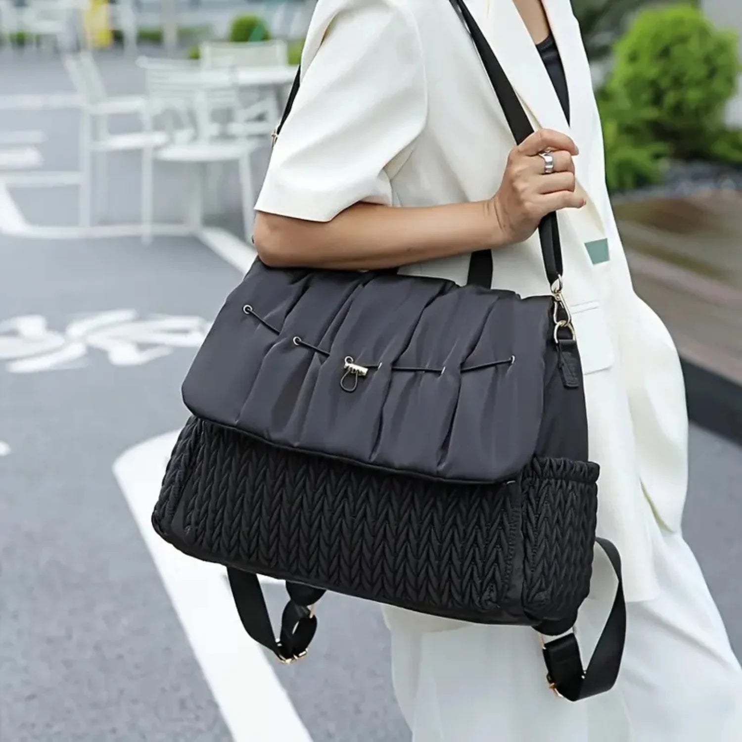 Sac à langer SereniBag avec poche latérale, couture soignée et finition haut de gamme pour un usage quotidien.