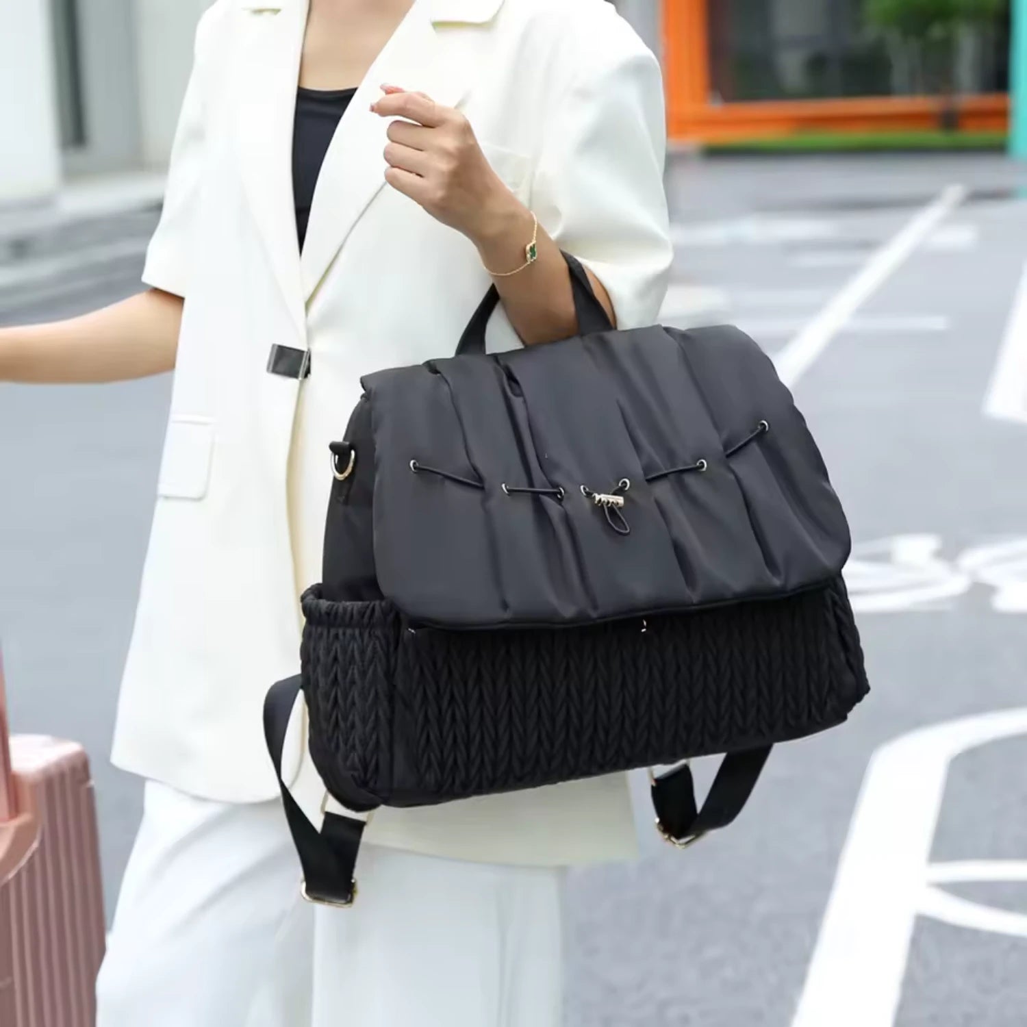 sac à langer SereniBag matelassé brodé avec bandoulière, poches isothermes et tapis à langer inclus – élégant et imperméable pour parents modernes

