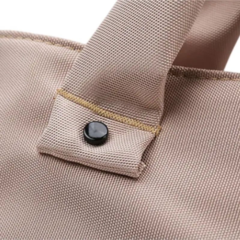Vue intérieure du sac à langer Noa avec poches isothermes pour biberons et rangement organisé
