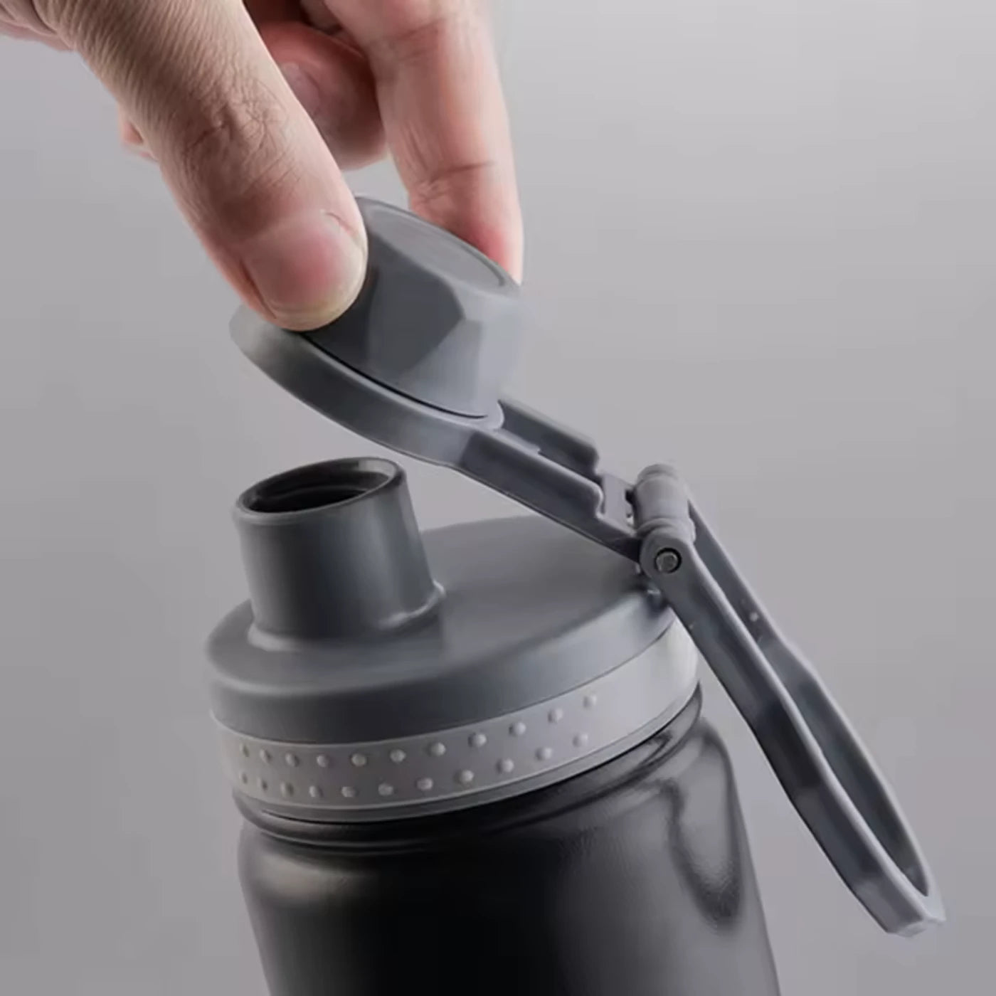 Gourde de sport PureVibe anti-fuite avec poignée rabattable – compacte et durable pour voyage ou bureau

