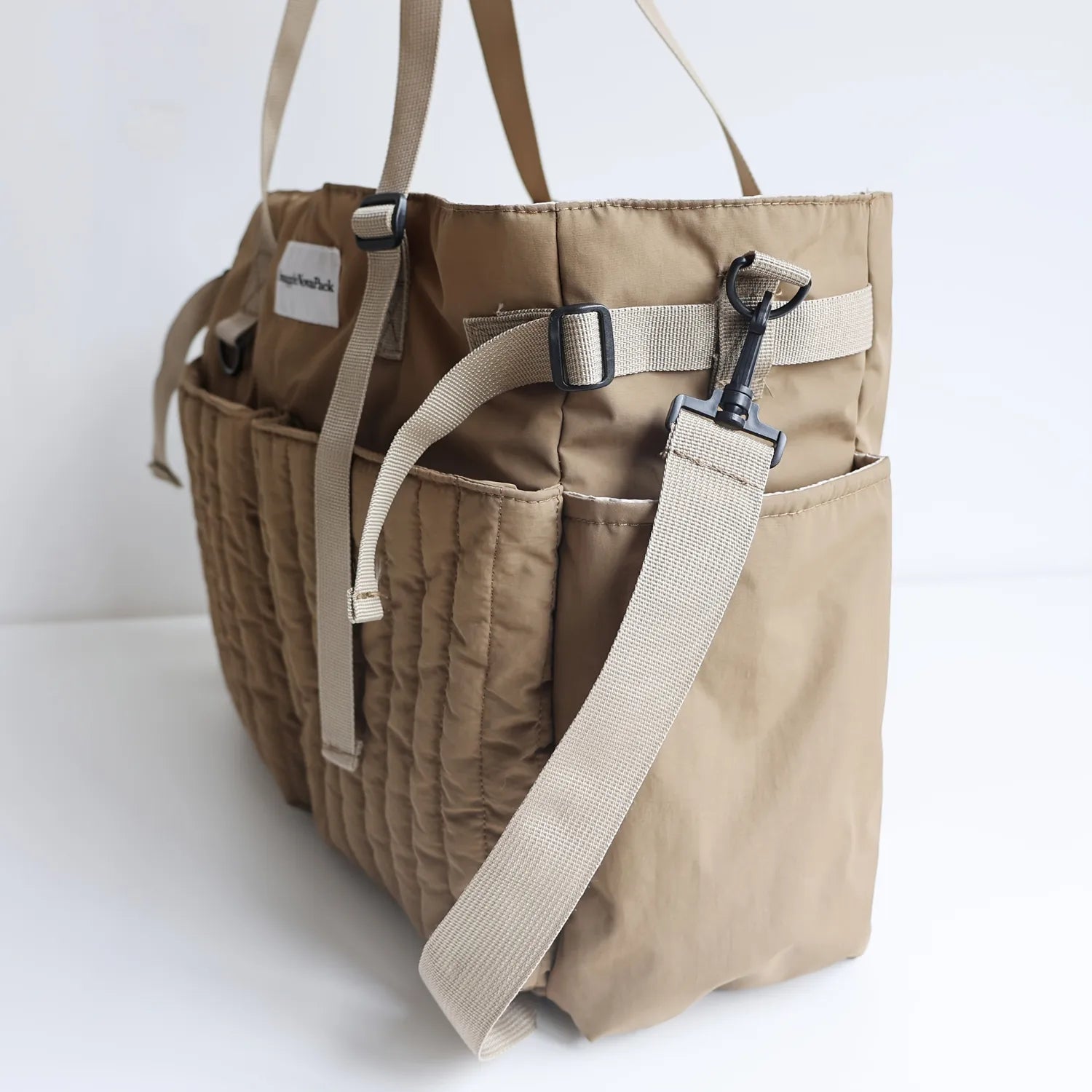 Sac GoMom porté à la main pour sorties en famille