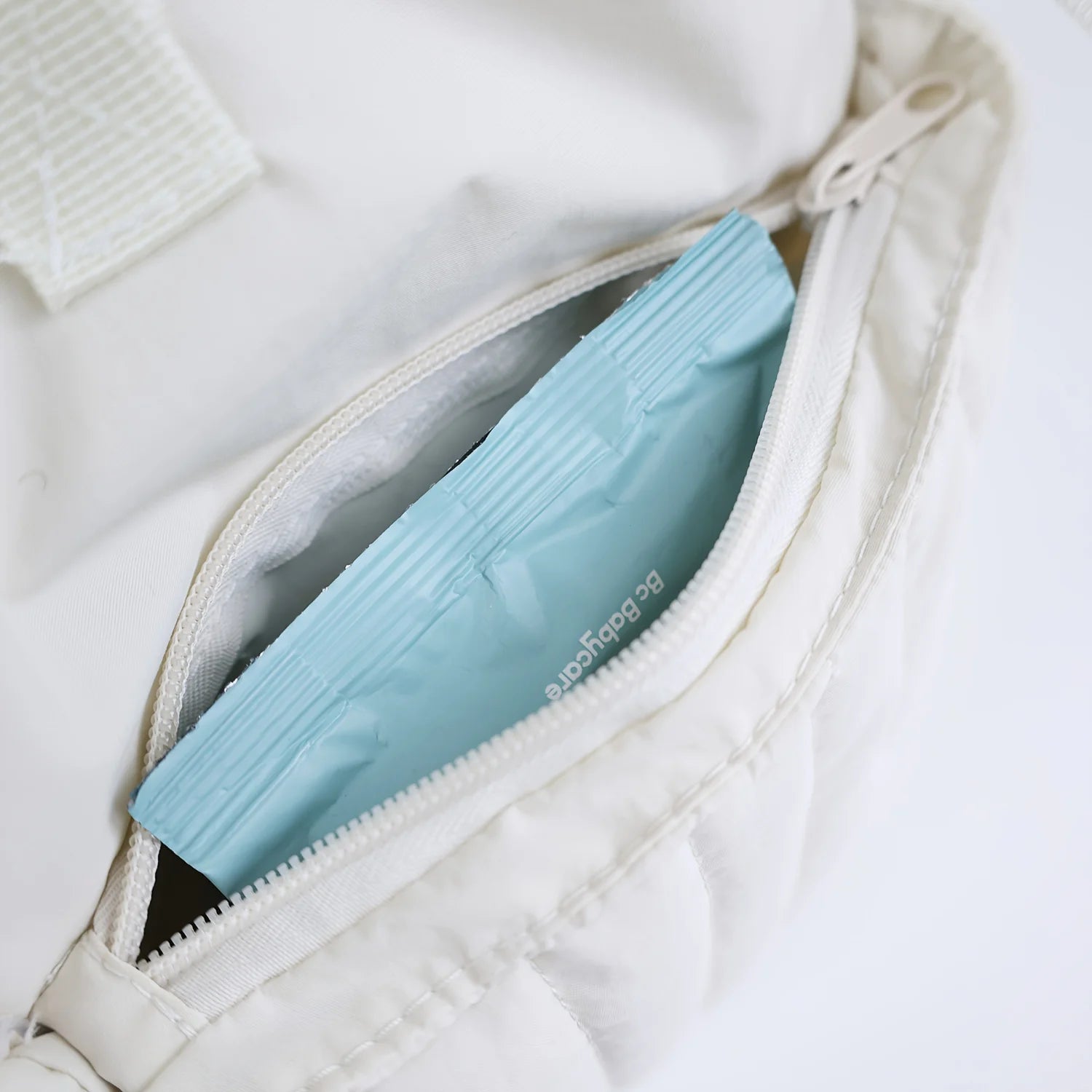 Sac à langer GoMom attaché à la poussette pour déplacements