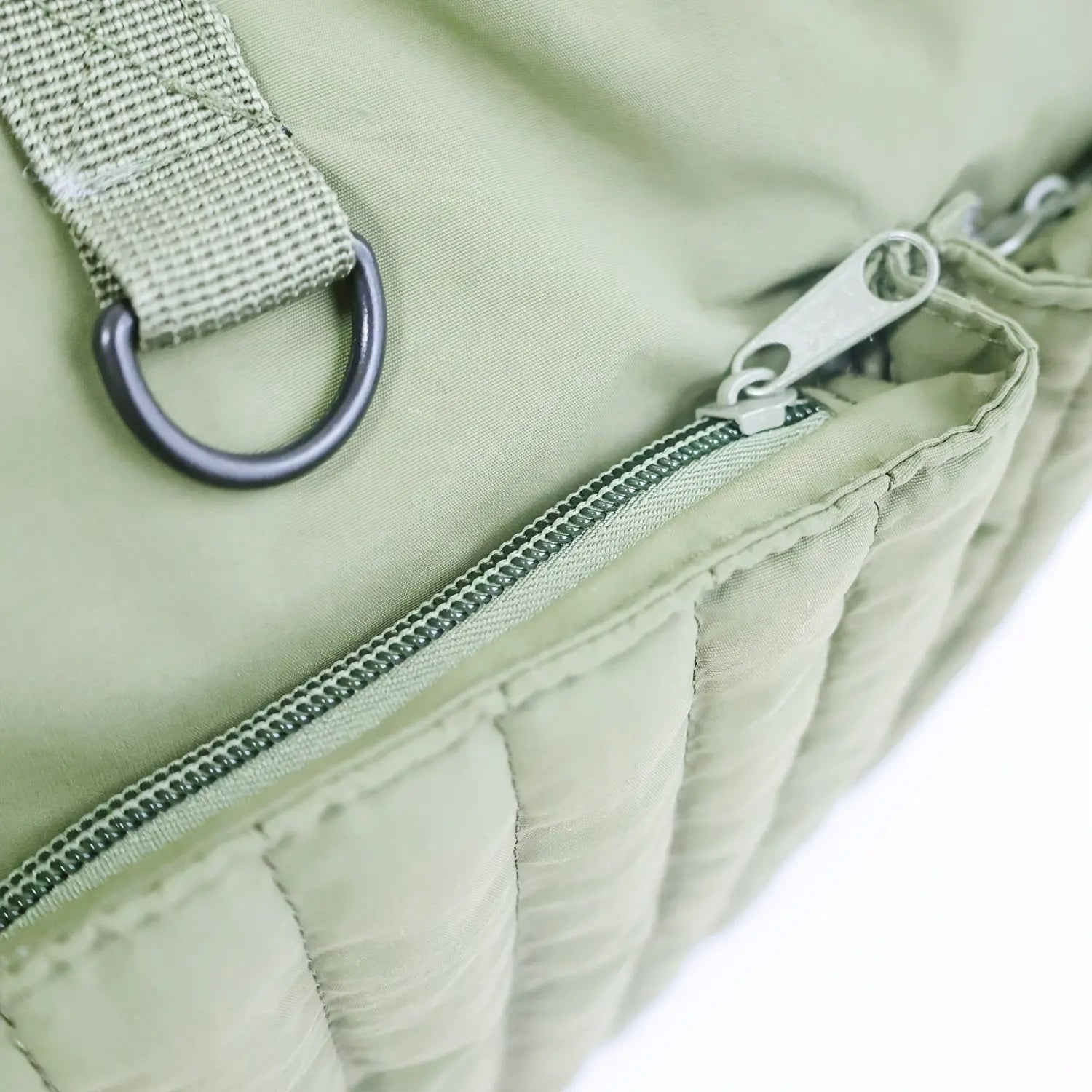 Sac à langer GoMom porté à l’épaule pour praticité