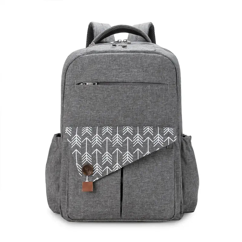 Parent portant le sac à langer Évasion, confortable et pratique au quotidien

