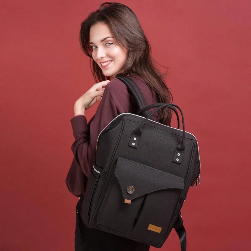Zoom sur le tissu imperméable polyester déperlant du sac à langer UrbanNest, facile à nettoyer.