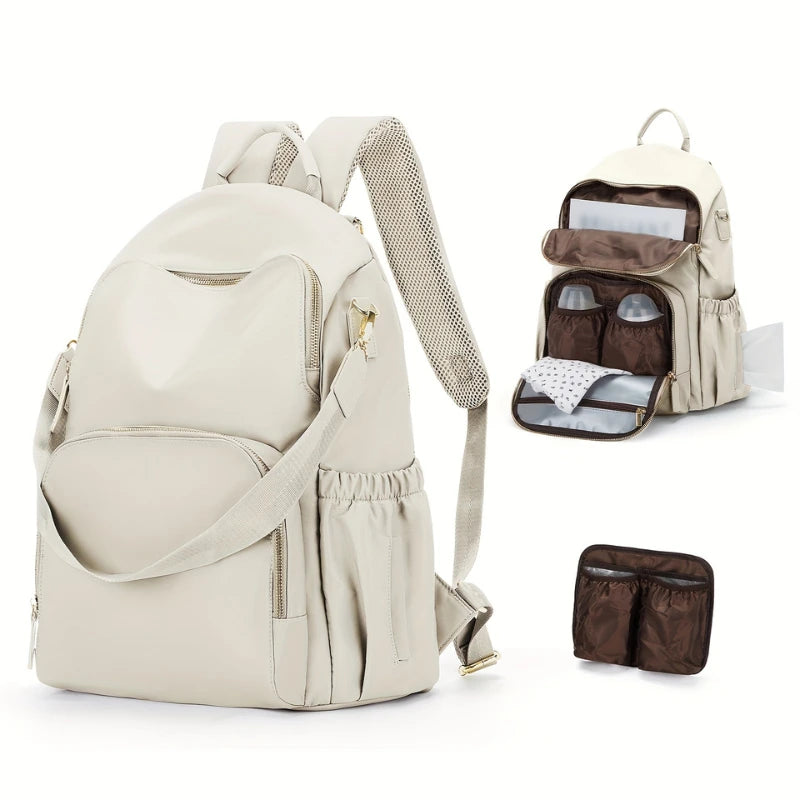 Parent en balade avec bébé et sac à dos à langer nylon durable et facile à nettoyer

