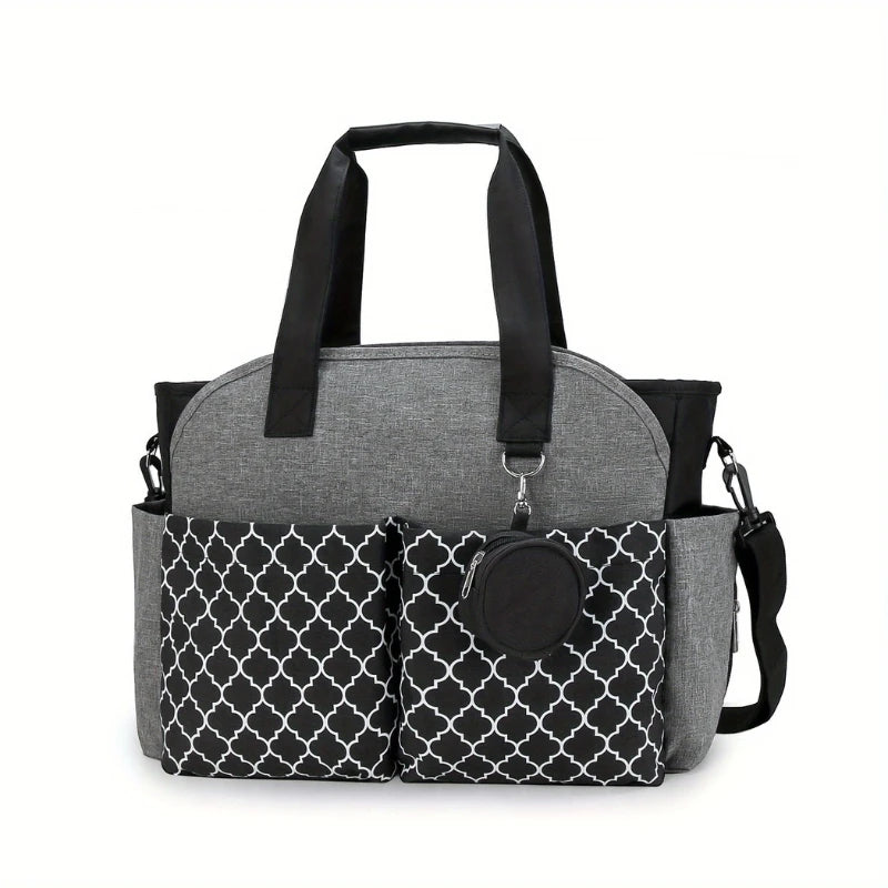 Sac à langer CosyGo porté en bandoulière par un parent en promenade

