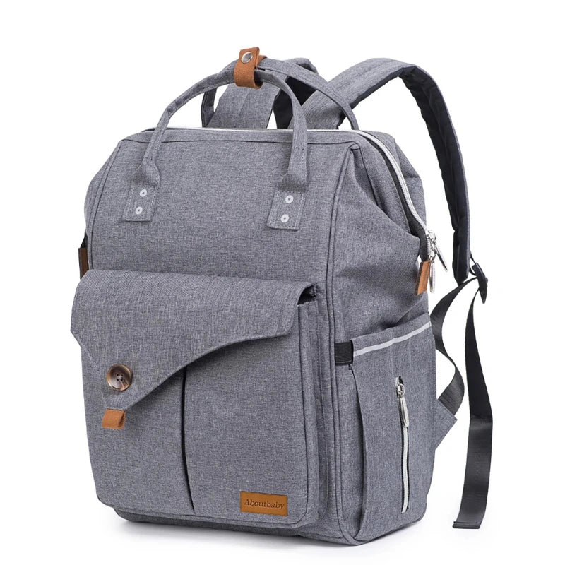 Sac à langer UrbanNest porté par un parent, design urbain et imperméable, idéal pour les déplacements avec bébé.