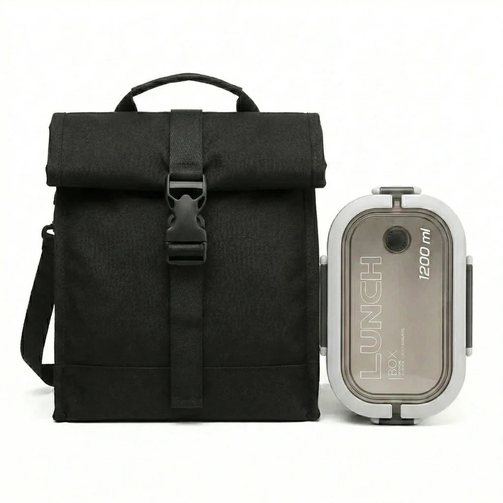 Sac lunch bag isotherme roll-top beige et noir porté à l’épaule