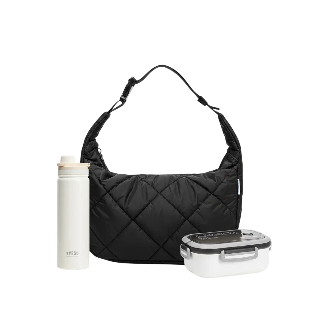 Kit repas élégant femme avec sac isotherme matelassé beige, bento hermétique et gourde inox pour déjeuner stylé au bureau.