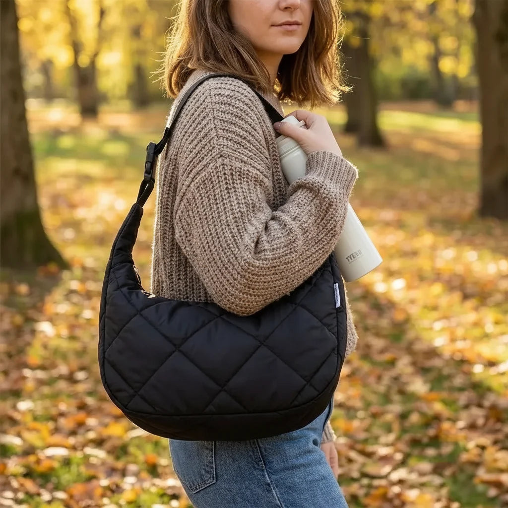 Lunch Bag isotherme Puffy en tissu matelassé beige posé sur une table
