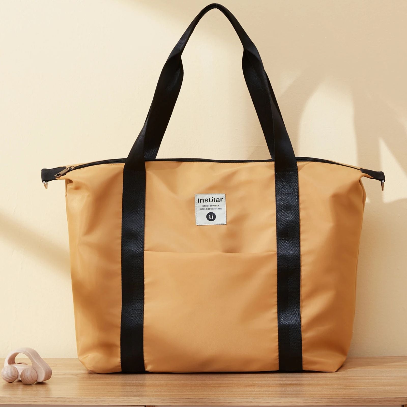 Sac à langer Milo avec wet bag à côté sur une table
