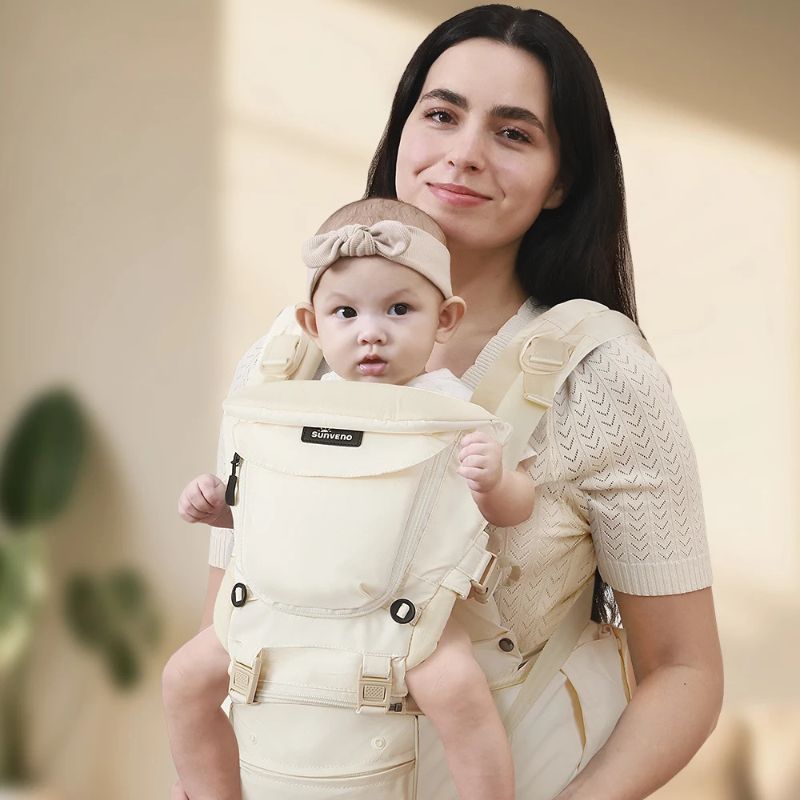 Porte-bébé Ergobloom en position face au monde, bébé curieux observant l’environnement