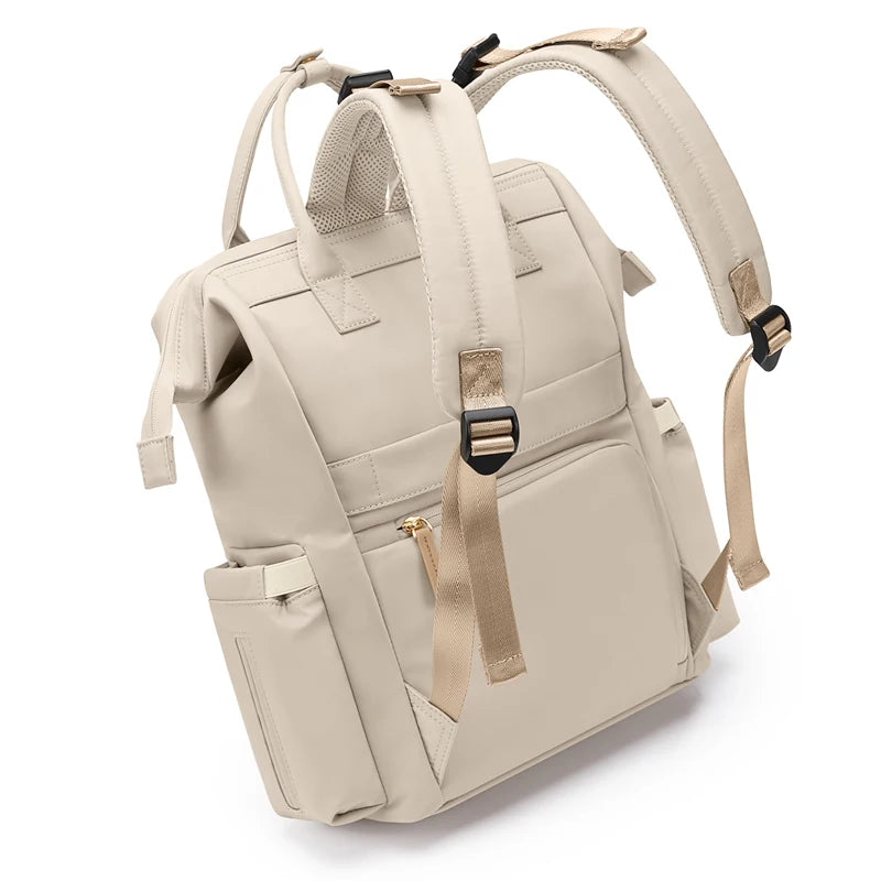 Sac Nyla porté à l’épaule avec bandoulière réglable confortable
