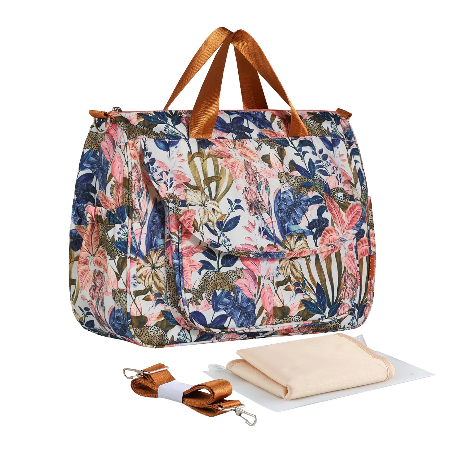 Sac à langer Linoa porté à la main par une maman en balade
