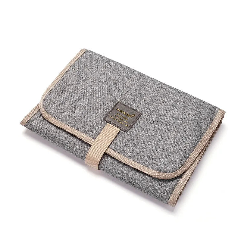 Matelas à langer en nylon et PEVA, imperméable, dimensions fermé 31x21x1,5 cm, dimensions ouvert 58x30x1 cm, facile à nettoyer avec un chiffon microfibre humide gris