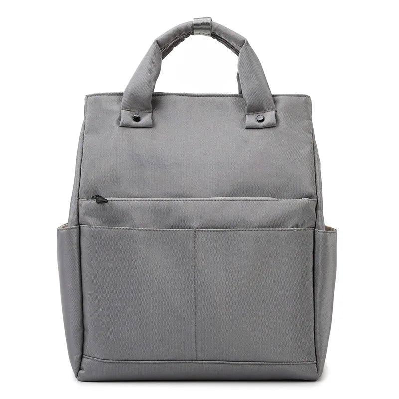 Sac à langer ouvert avec contenu bébé organisé à l’intérieur
