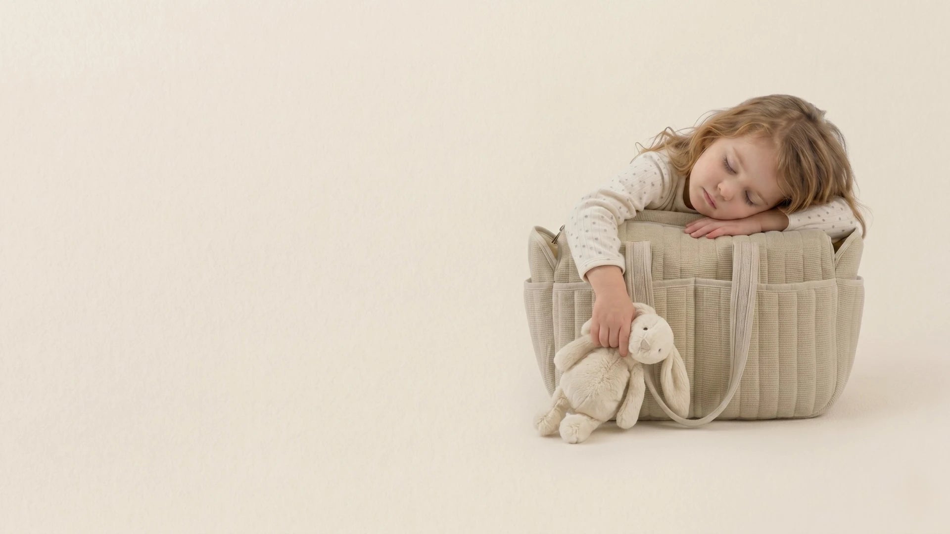Sac à langer CozyTote Goodnvibes en coton gaufré beige, accessoire bohème chic pour le confort de bébé et l'organisation des parents en déplacement.