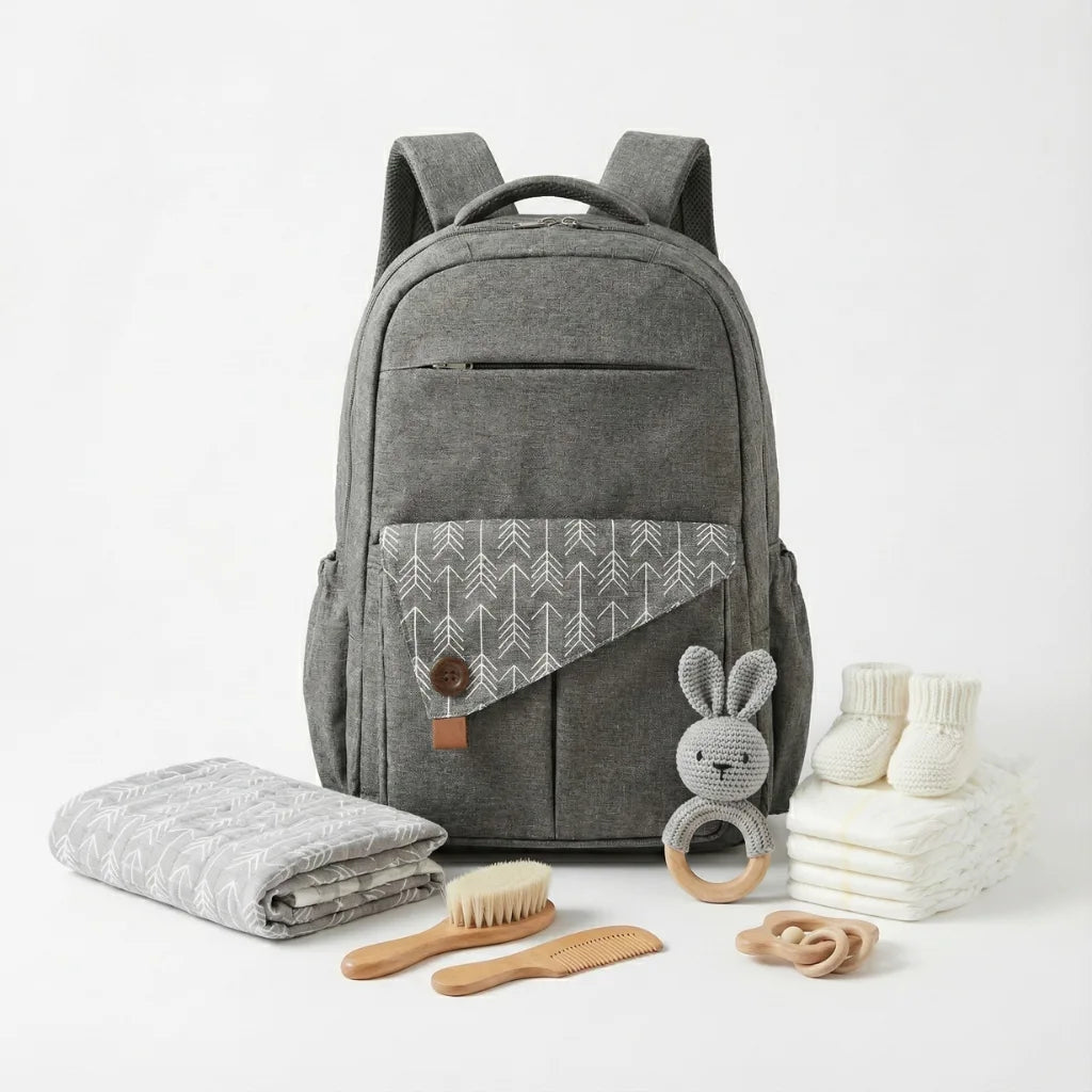 Sac à dos à langer multifonction gris, grande capacité, design flèches, kit naissance complet, idéal pour parents.