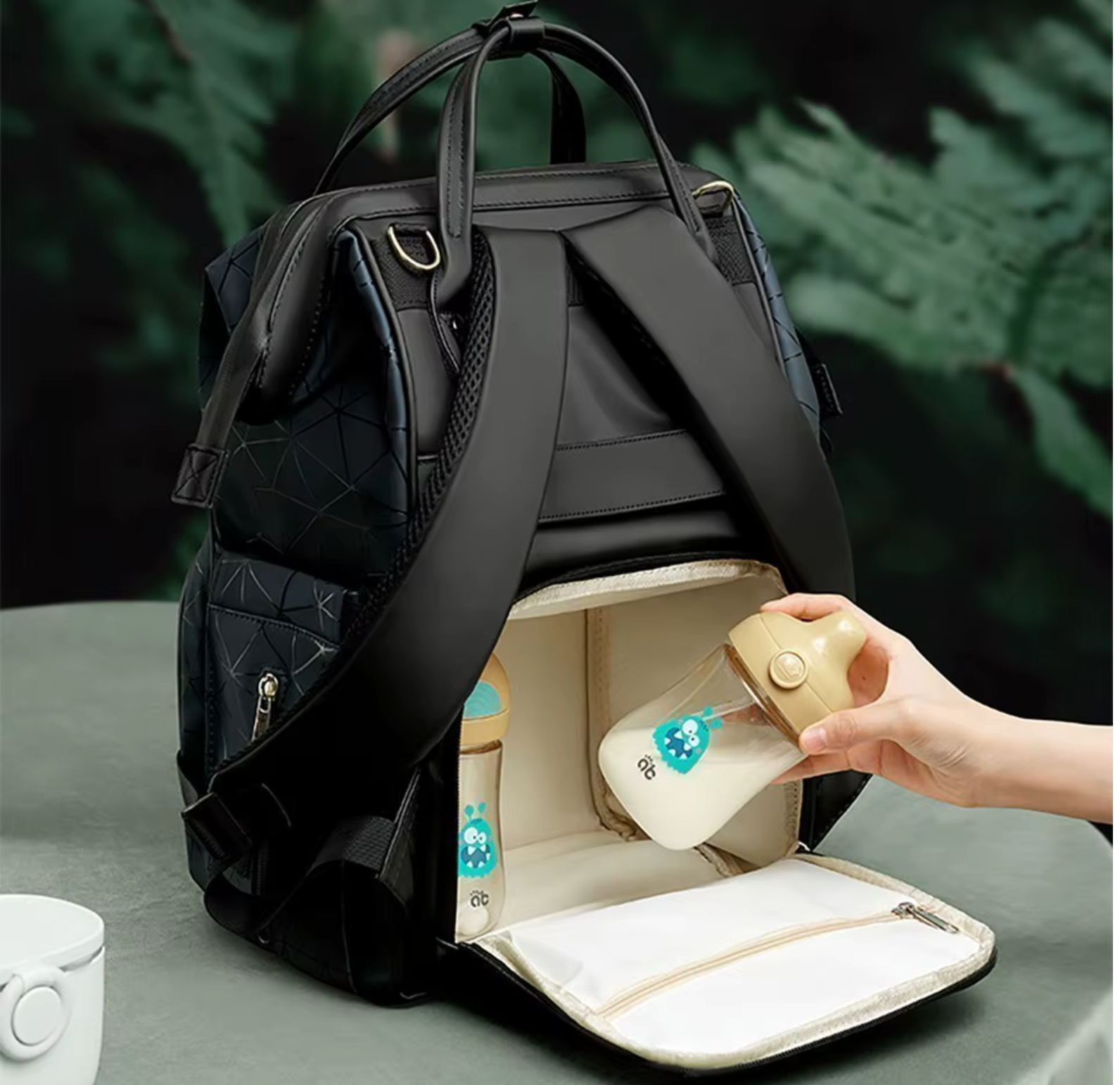 Sac à langer spacieux en polyester, poids léger de 0,75 kg, dimensions 40x25x20 cm, facile à entretenir avec un chiffon microfibre – parfait pour transporter les affaires de bébé en toute simplicité poche bas pratique 