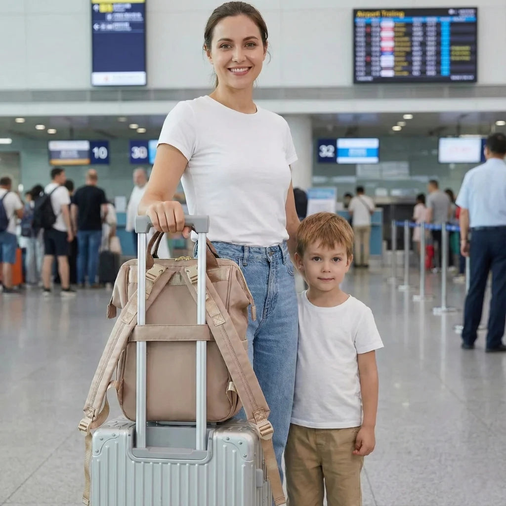 Sac à langer Moka accroché à une poussette avec rangement organisé et accès rapide aux essentiels