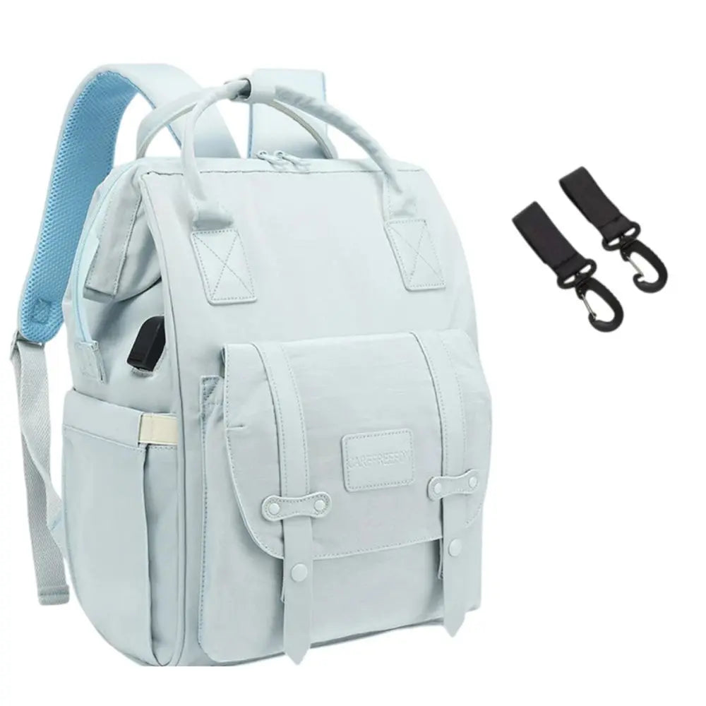 Parent tenant le sac à langer Travel, sac pratique et élégant pour les déplacements avec bébé
