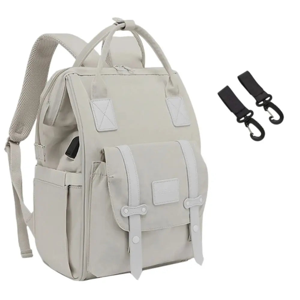 Sac à langer Travel posé à côté d’une poussette, accessoire pratique pour sorties en famille
