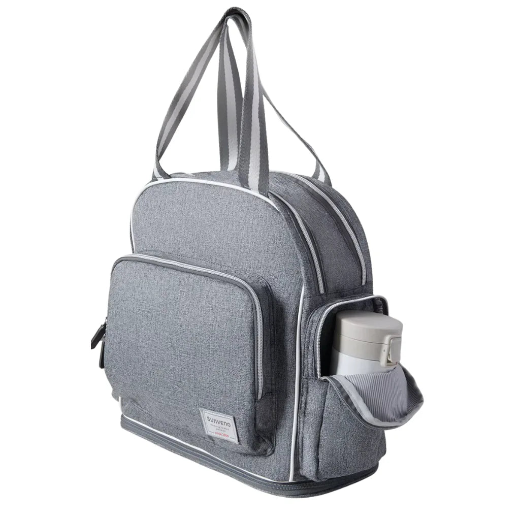 Sac NomadGlow rempli d’affaires bébé, démontrant sa grande capacité de rangement.