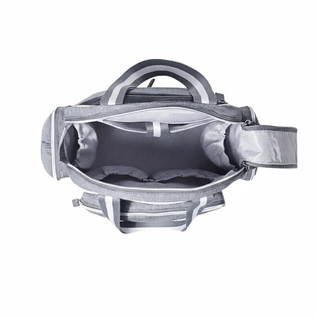 Vue intérieure du sac NomadGlow montrant les 13 poches de rangement organisées.