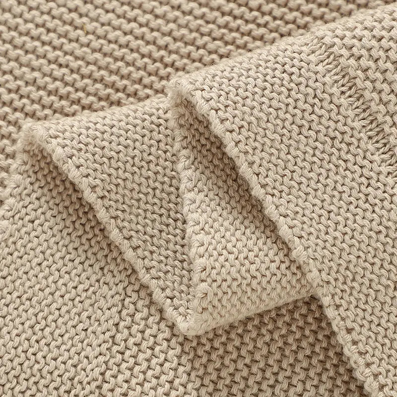 Parents offrant une couverture tricotée bébé comme cadeau de naissance