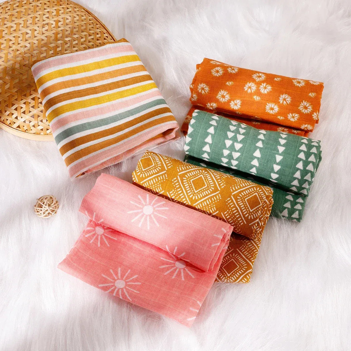 Bavoirs bébé en fibre de coton naturelle, faciles à laver à 30°, avec des designs attrayants pour garder bébé propre et élégant au quotidien.








