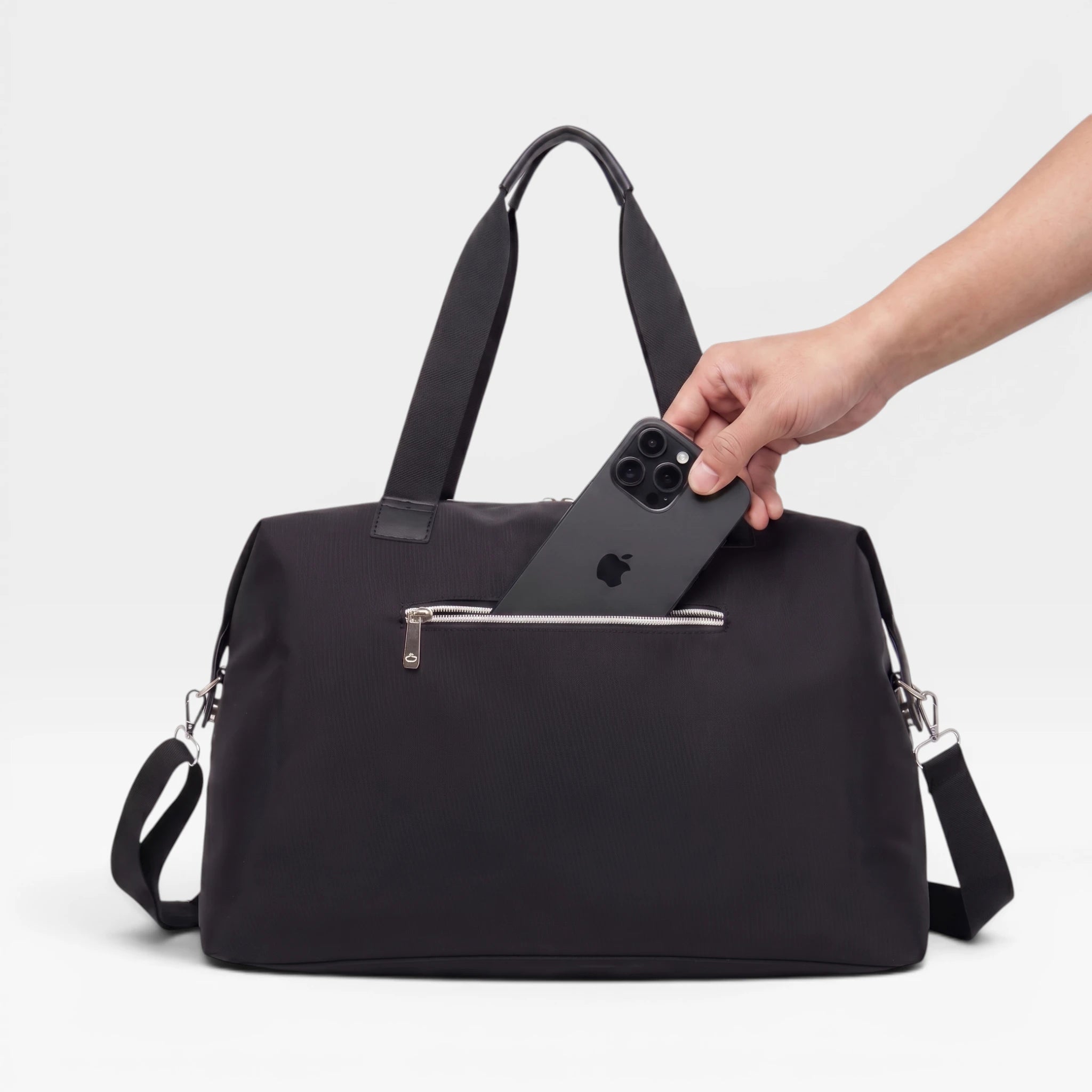 Gros plan sur la poche extérieure zippée du sac à langer MoodPack noir permettant un accès rapide au téléphone portable