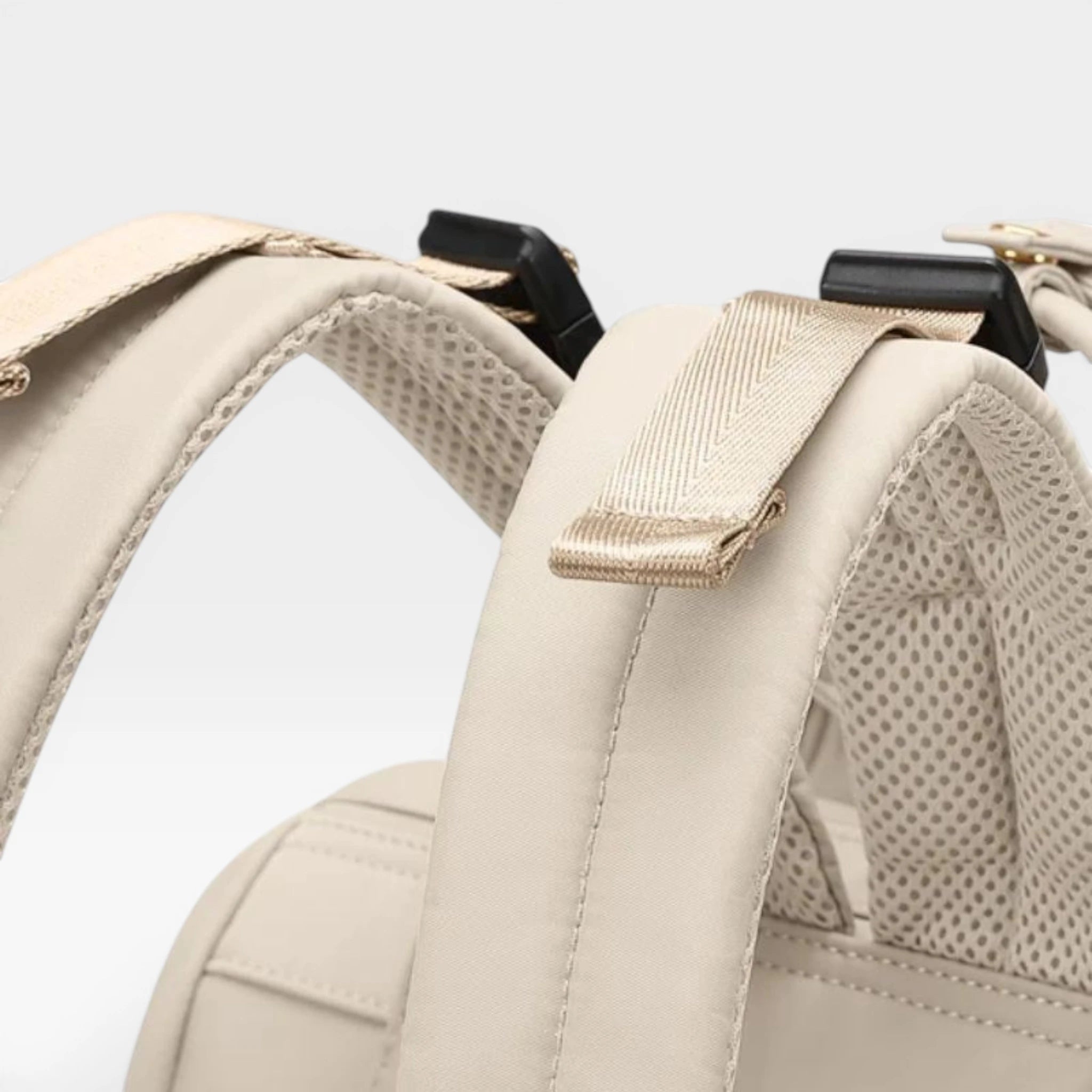 Bretelles ergonomiques et rembourrées du sac à dos Nyla pour un confort de portage optimal.