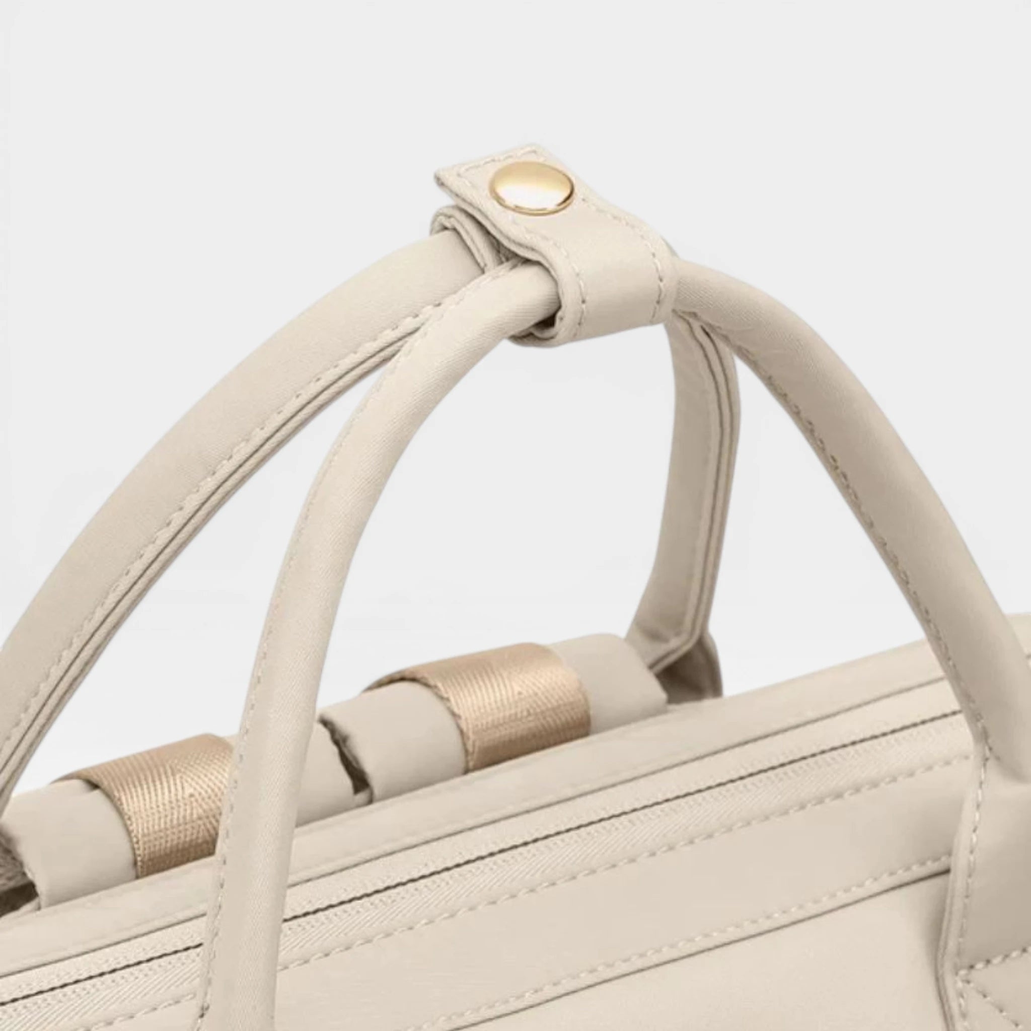 Zoom sur les finitions haute qualité et les poignées robustes du sac à langer Nyla en tissu Oxford.