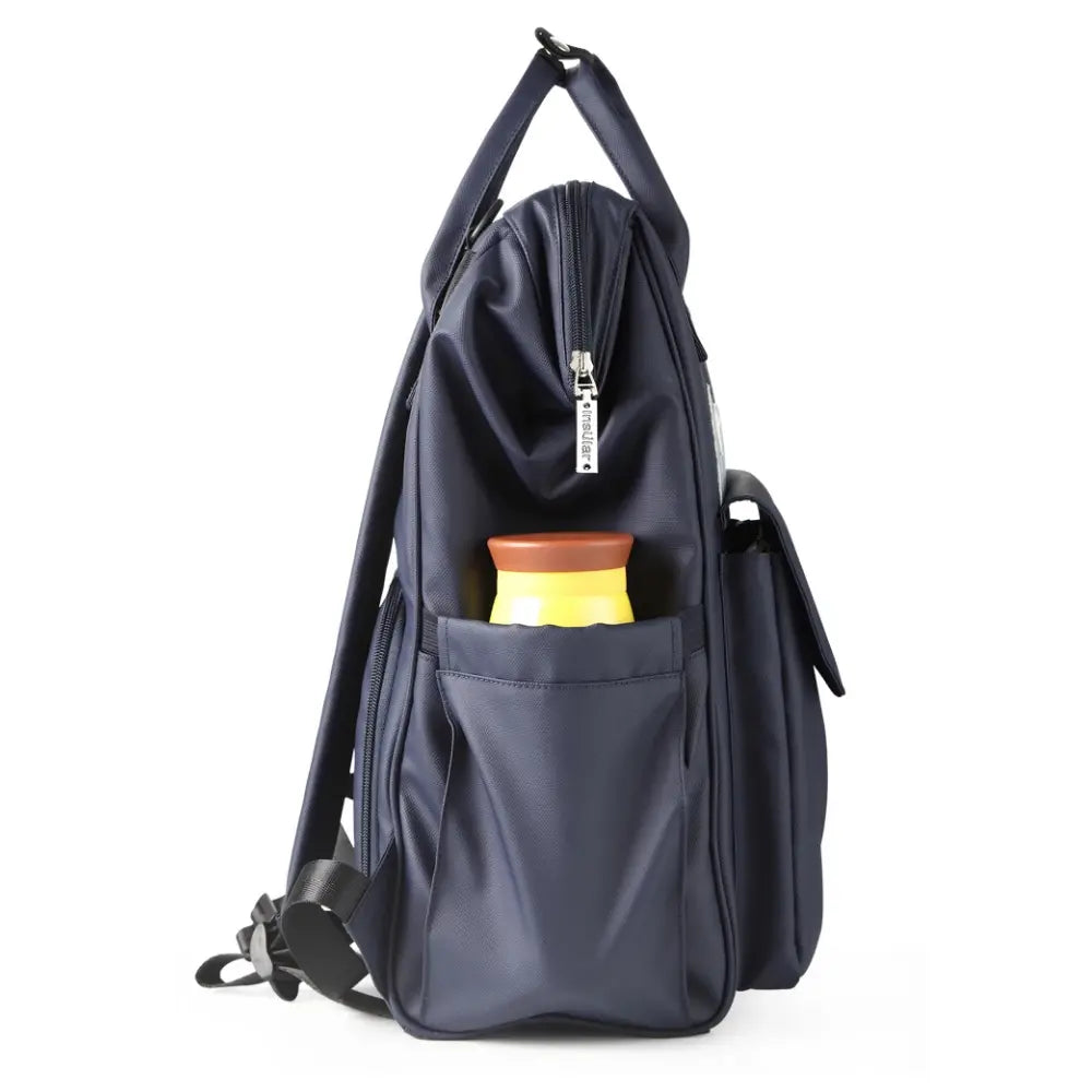 Sac à langer Noa Pop porté en bandoulière par une maman active
