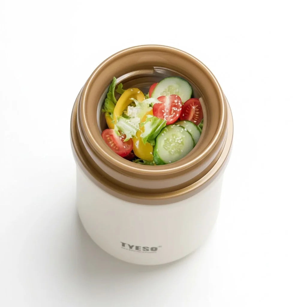 Lunch box isotherme 600ml blanche en acier inoxydable Goodnvibes contenant une salade fraîche pour valider la conservation.