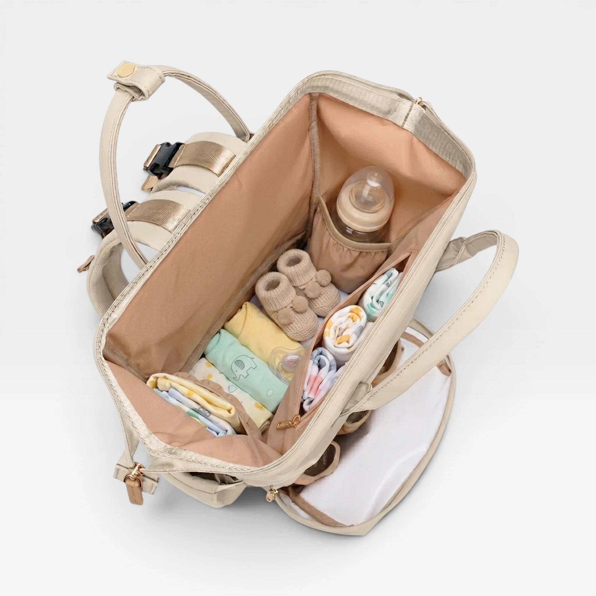 Vue intérieure du sac à langer Nyla montrant les multiples poches de rangement et la grande capacité de 15,3L.