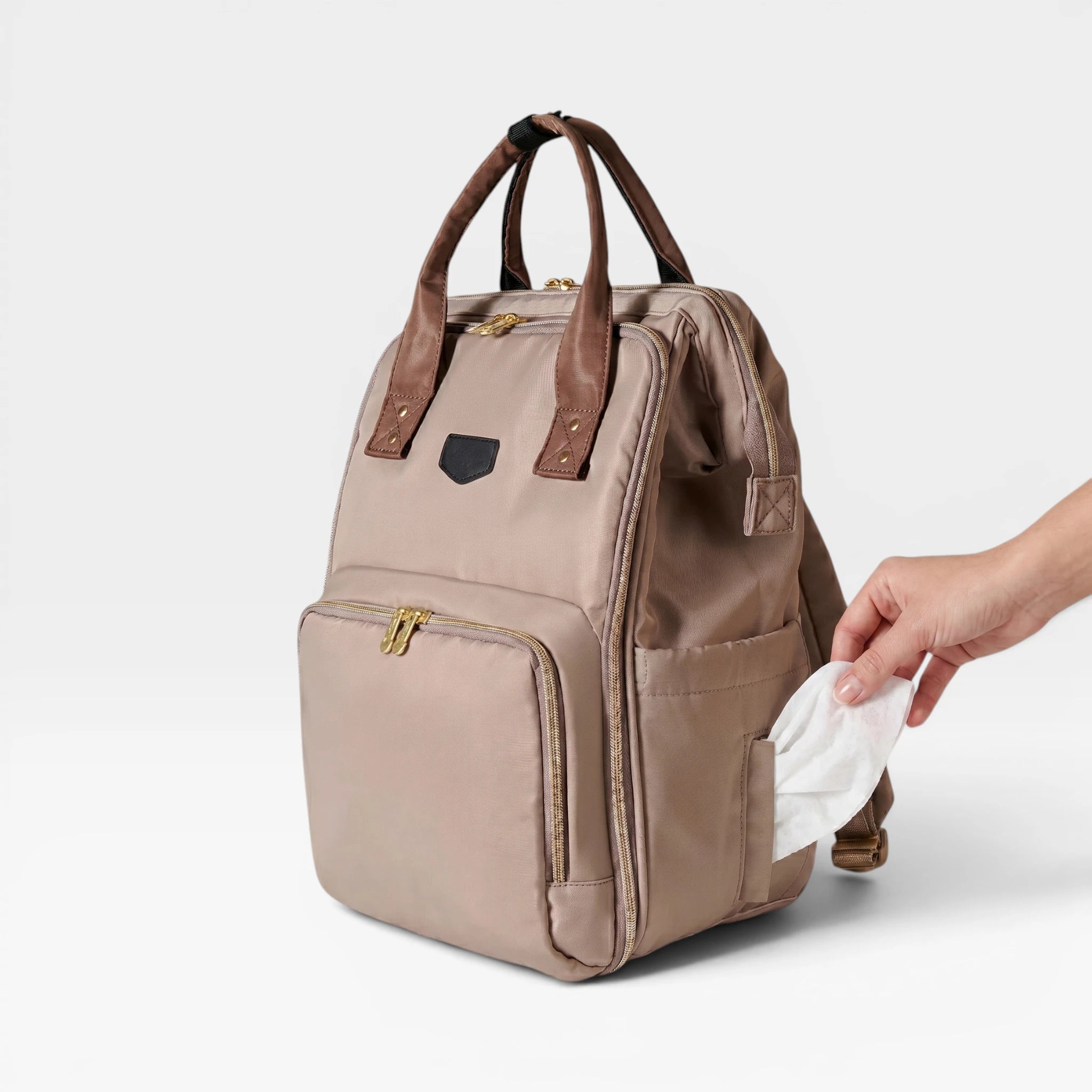 Zoom sur le côté du sac Moka avec l'ouverture dédiée pour un accès instantané aux lingettes, indispensable pour les parents pressés.