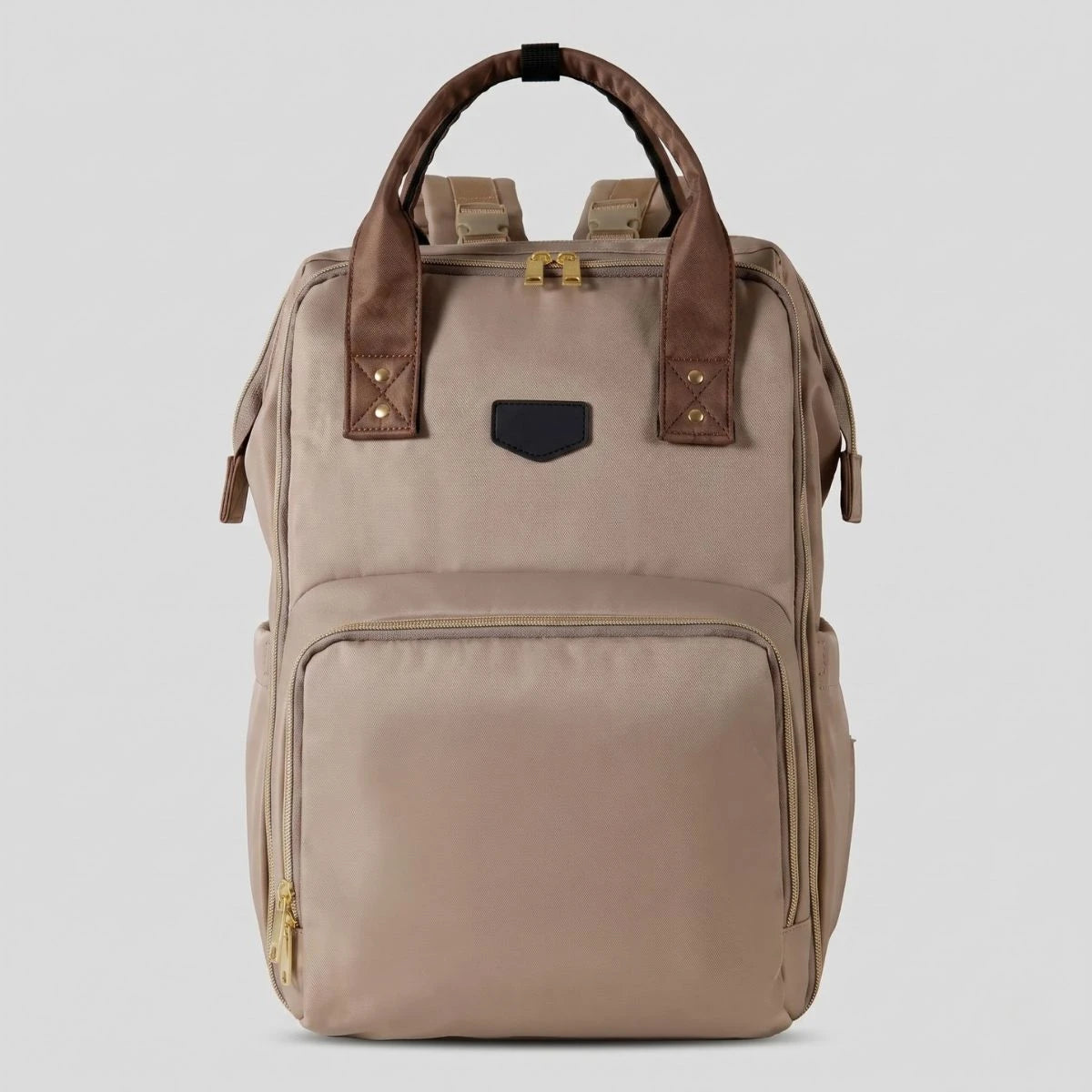 Sac à dos à langer Moka imperméable beige pour bébé avec ouverture large et attaches poussette intégrées.