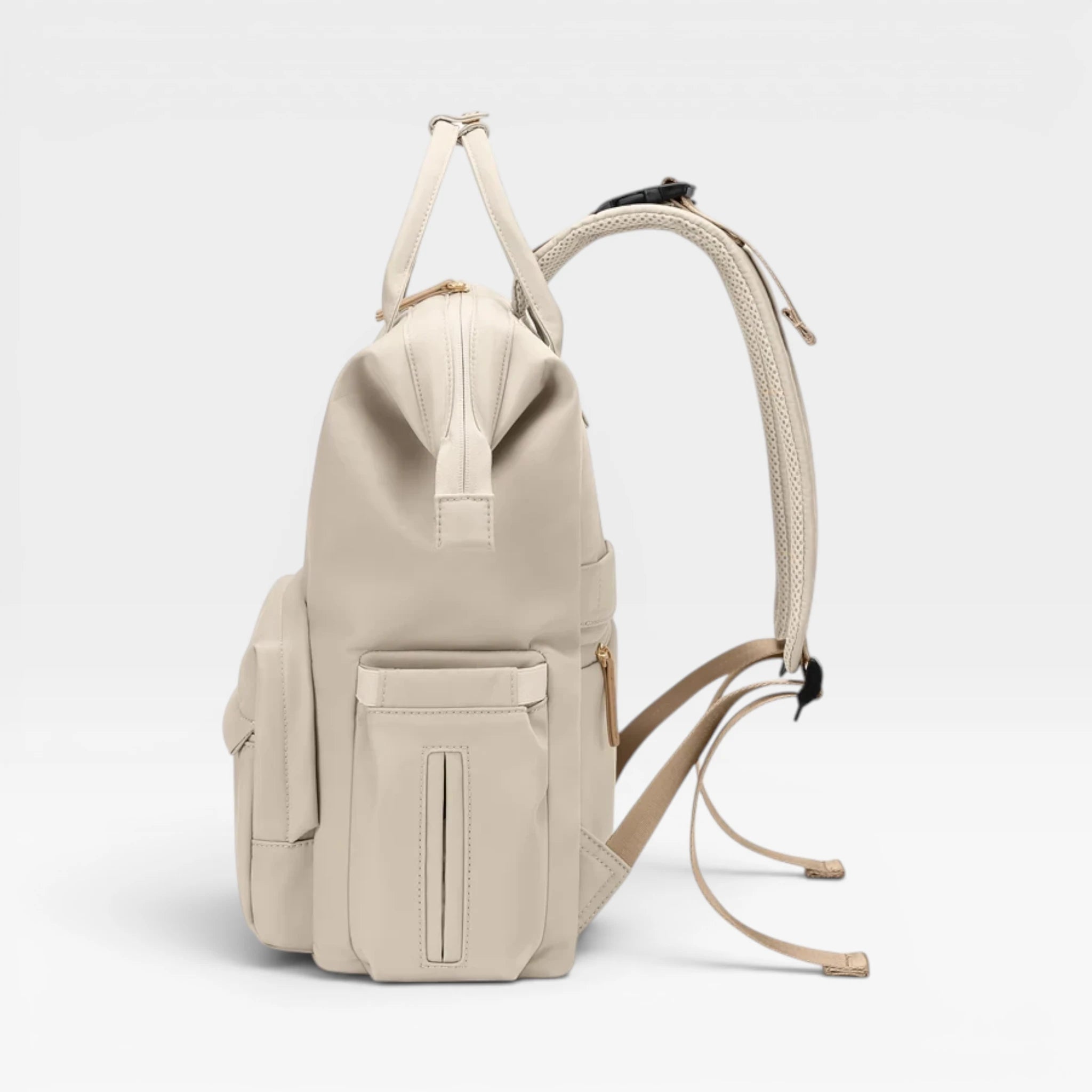 Vue de profil du sac à dos à langer Nyla beige Goodnvibes montrant sa conception ergonomique et ses rangements latéraux.