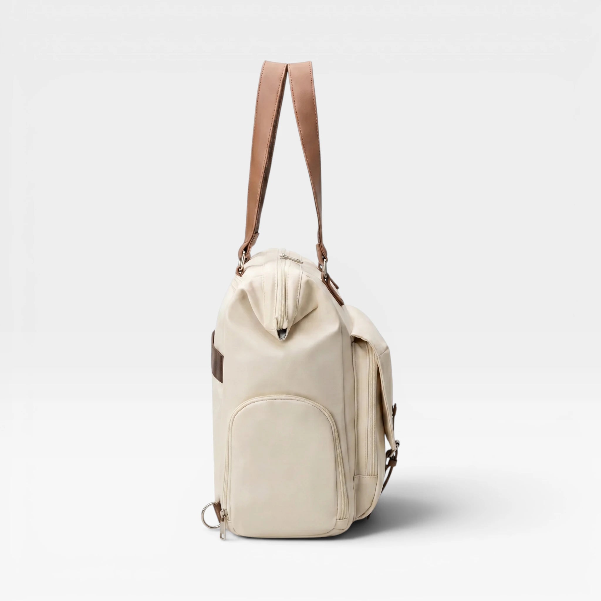 Vue de profil du sac à langer Aventure couleur Beige Sable révélant sa grande capacité et son tissu imperméable.