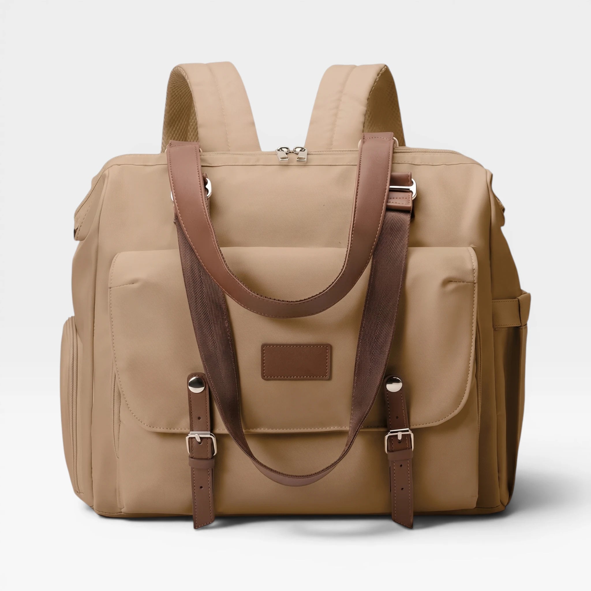 Sac à dos à langer Aventure couleur camel. Design premium résistant aux intempéries pour une sérénité totale. | Goodnvibes