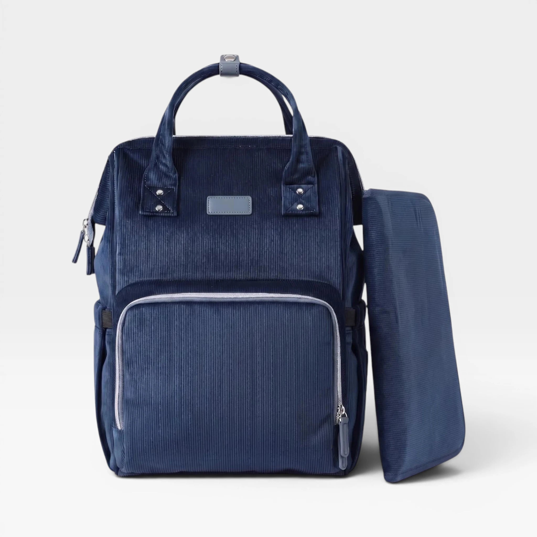 Sac à dos à langer design velours côtelé bleu marine pour parent nomade vue de face.