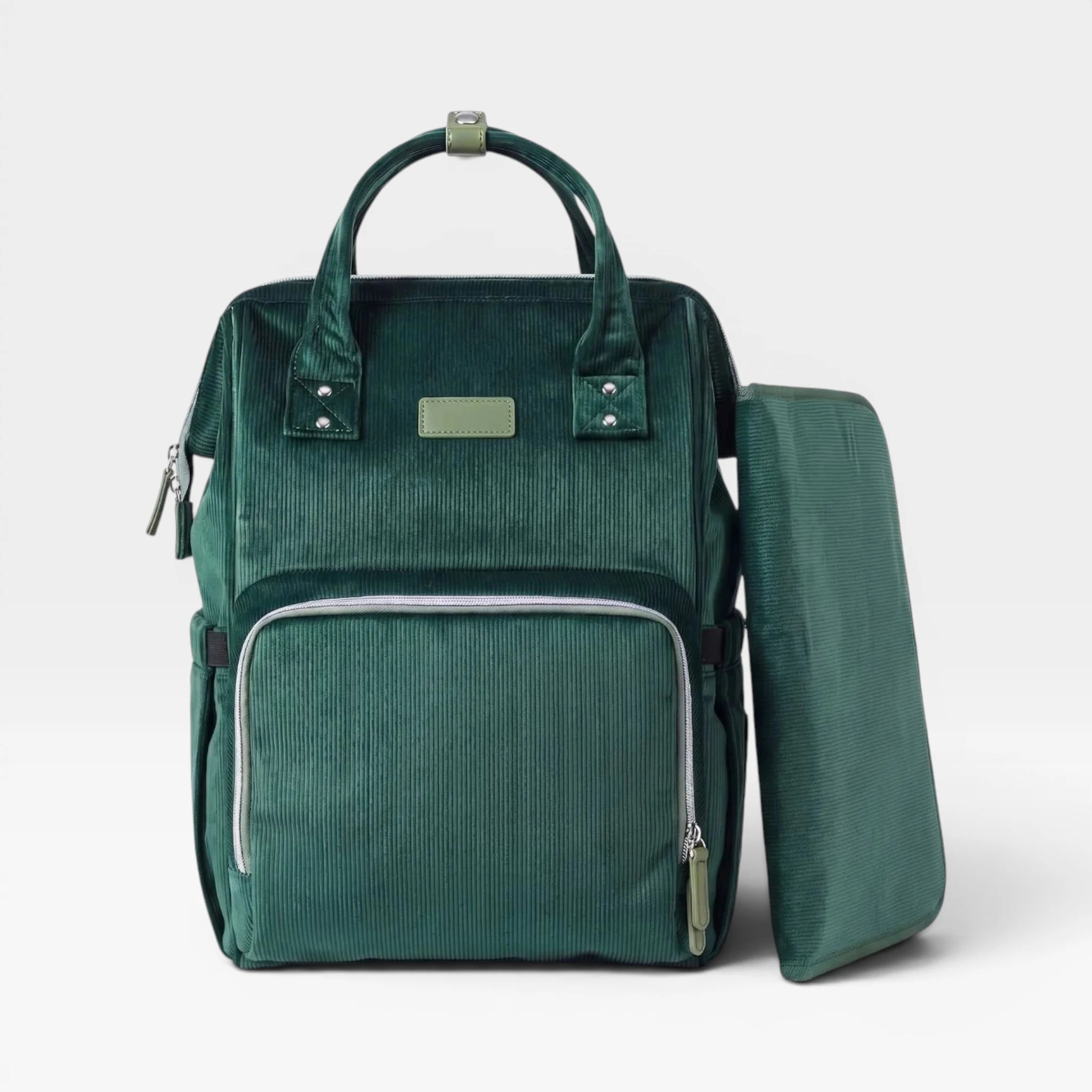 Sac à dos à langer en velours côtelé vert émeraude Goodnvibes avec matelas à langer assorti.