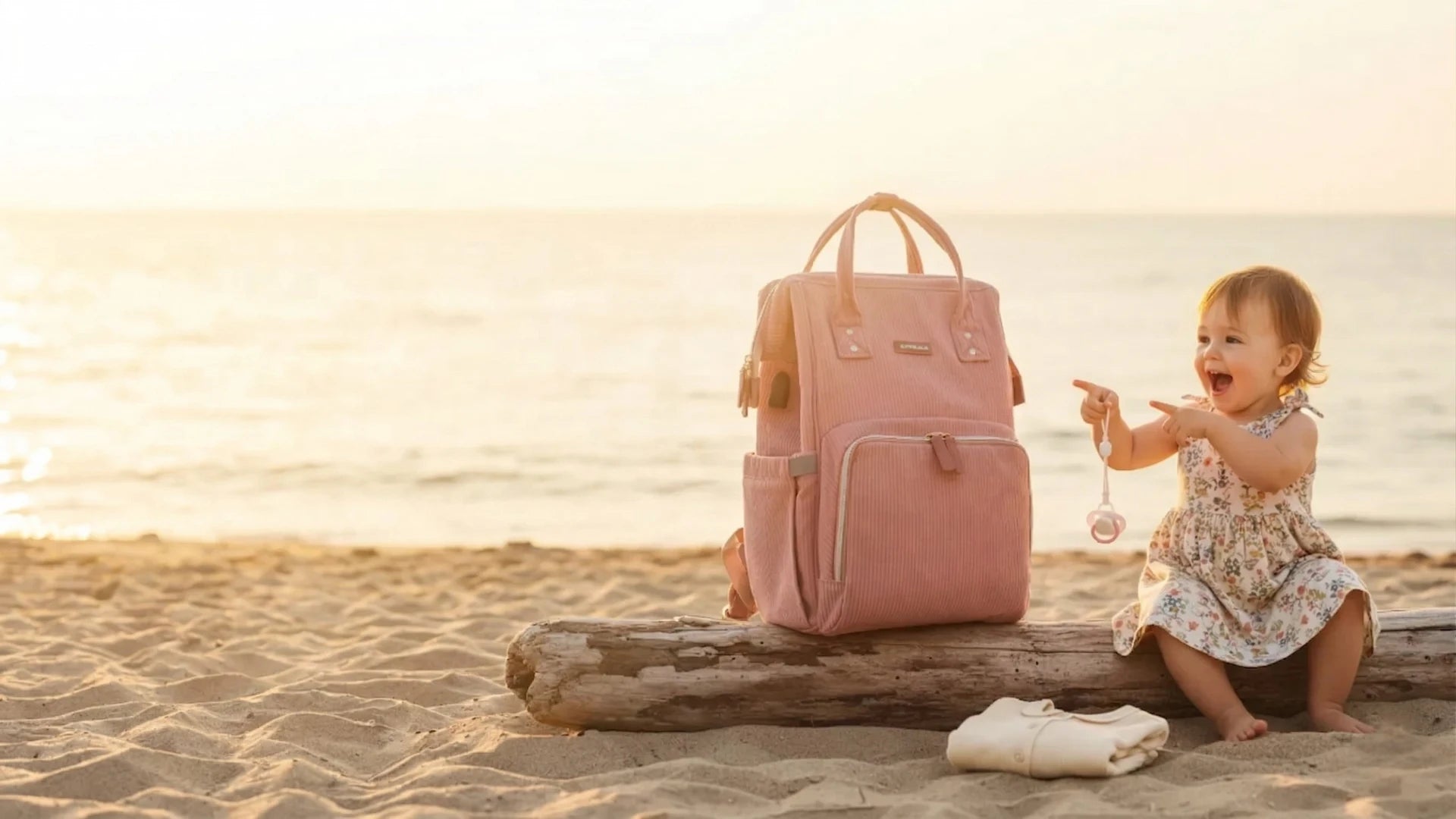 Sac à langer dos en velours côtelé chic et élégant, parfait pour les sorties quotidiennes avec bébé.